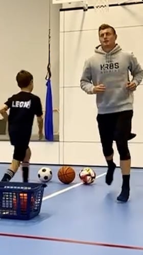 Kroos revienta TikTok junto a su hijo con este ejercicio de técnica: más de 2M de visitas