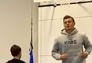 Kroos revienta TikTok junto a su hijo con este ejercicio de técnica: más de 2M de visitas