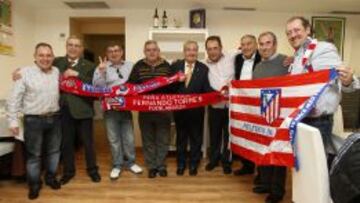 UNIÓN. El Calderón estará a tope mañana y como preámbulo, peñas del Atleti y exjugadores mostraron la unión que hay en el Atlético.