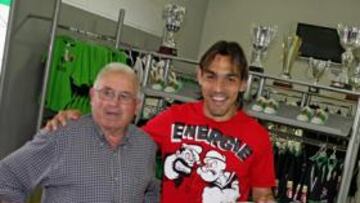 <b>ILUSIÓN. </b>Tena y Trejo posan para AS con uno de los muchos aficionados que han retirado su localidad, ayer en la tienda del club.