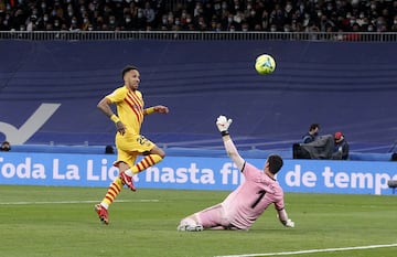 0-4. El VAR y el árbitro Martínez Munuera hicieron bueno el cuarto gol de Pierre-Emerick Aubameyang.