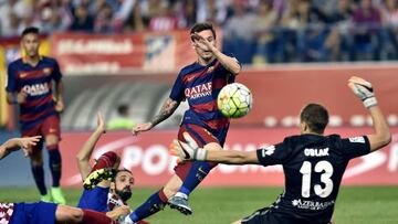 Lionel Messi scores against Atletico de Madrid at the Vicente Calderon.