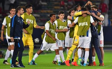 CF Pachuca's Uruguayan coach Diego Alonso (2nd-R) celebrates with his players after winning their FIFA Club World Cup quarter-final match against Wydad Casablanca, at Zayed Sports City Stadium in the Emirati capital Abu Dhabi on December 9, 2017. / AFP PHOTO / GIUSEPPE CACACE