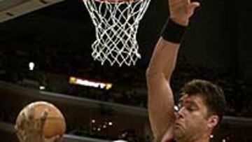 <b>¿OTROS DOS AÑITOS?</b>. En Portland no están dispuestos a perder a un hombre tan importante como Sabonis. Ellos creen que aún puede rendir muy bien y lo quieren tener durante dos años más. Parece que el "Zar" retorna a la NBA y que el Unicaja se queda sin refuerzo.