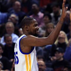 Curry y Durant meten 65 puntos y se imponen a DeRozan (34)