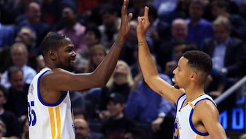 Curry y Durant sumaron 65 puntos y dirigieron a los Warriors en una difícil visita a Toronto.