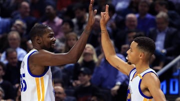 Curry y Durant sumaron 65 puntos y dirigieron a los Warriors en una dif&iacute;cil visita a Toronto.