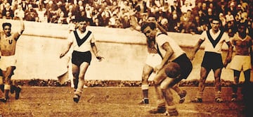 Larraza llegó en 1939 para defender a Santiago Morning y luego de buenas campañas pasó a Universidad Católica en 1942. Con los cruzados anotó cuatro goles en 13 partidos y luego jugó en Santiago National.