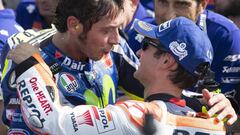 Rossi felicita a Pedrosa por su victoria en Misano.