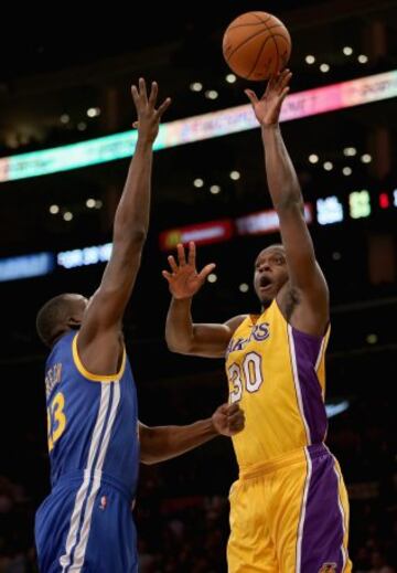 Los Lakers debutaron en el Staples con clara derrota ante los Warriors. Kobe, otra vez muy bien y exhibición de la pareja Stephen Curry-Klay Thompson.