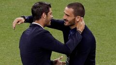 Bonucci y Morata d&aacute;ndose un abrazo.