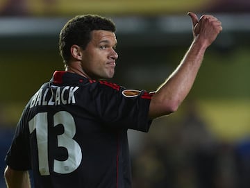 En la carrera de Michael Ballack, la palabra 'subcampeón' se repitió una y otra vez. El mediocentro alemán, considerado uno de los mejores del mundo cuando estaba en activo, tuvo triunfos pero también destaca por la cantidad de ocasiones que se quedó con la miel en los labios. La Orejona se le escurrió en 2002 por culpa de Zinedine Zidane y el Real Madrid y en 2007, cuando el Chelsea perdió en penaltis contra el United. Esa etiqueta de 'eterno subcampeón' también se la llevó a la selección donde quedó subcampeón del Mundo en 2002 y subcampeón de Europa en 2008.