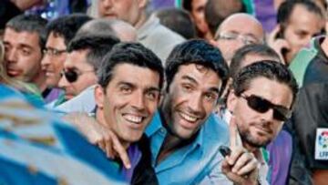 <b>SATISFECHO. </b>Muñiz, Fernando Sanz y Yáñez celebraron así de efusivos el ascenso a Primera.