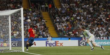 2-0. Dani Olmo marc車 el segundo gol en un mano a mano con Alexander N邦bel.