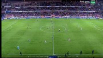 En la imagen se ve como Iraizoz se dirige hacia su portería a toda prisa con el balón en juego.