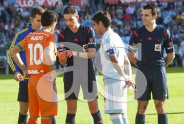 Celta de Vigo-Valencia. El árbitro principal, Iñaki Vicandi Garrido, acompañado por los asistentes, Antonio Huerga Cermeño y Aitor Villate Martínez y, el cuarto árbitro, Ibai Rezola Etxeberria. Los capitanes de ambos equipos, Parejo y Augusto Fernández.