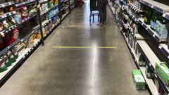 Chicago (United States), 29/03/2020.- Yellow tape on the floor of a Whole Foods grocery store mark how close shoppers can come to one another in Chicago, Illinois, USA, 29 March 2020. Stores that remain open for business are enforcing social distancing ru