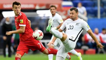 St.petersburg (Russian Federation), 17/06/2017.- Dmitriy Poloz (L) of Russia and Tommy Smith (R) of New Zealand in action during the FIFA Confederations Cup 2017 group A soccer match between Russia and New Zealand at the Saint Petersburg stadium in St.Petersburg, Russia, 17 June 2017. (Nueva Zelanda, San Petersburgo, Rusia) EFE/EPA/GEORGI LICOVSKI