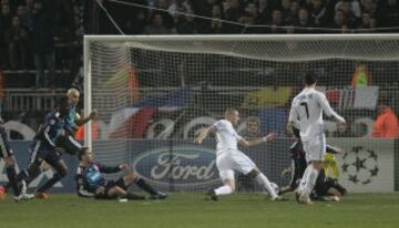 El remate que significaría el gol de Karim desde otra perspectiva.