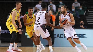 Sergio Rodr&iacute;guez y Zach LeDay, del Armani Mil&aacute;n, frente al Alba Berl&iacute;n en un amistoso de la Euroliga en Kaunas.