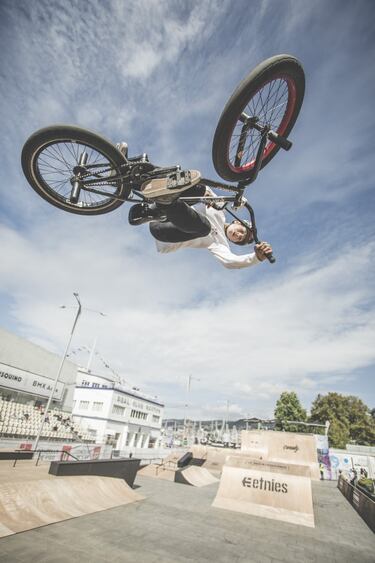 Vigo tiene el futuro asegurado en cuanto al BMX. El rider local Saúl Vilar, de tan solo 14 años, dio una auténtica exhibición durante el fin de semana. Primero ganando sin oposición la categoría Junior de su deporte; y luego quedando tercero en categoría Open -con los mayores- solamente superado por el imbatible Courage Adams y el argentino Emma Silva. 