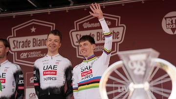 Pogacar saluda al público de Siena en la presentación de la Strade Bianche.