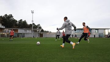 Olaza conduce el balón ante la presencia de Mallo y Brais, entre otros, en la nueva ciudad deportiva de Mos.