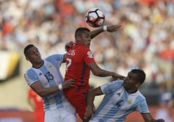 MMD318. SANTA CLARA (CA, EE.UU.), 06/06/2016.- El jugador chileno Alexis Sánchez (c) disputa el balón con los argentinos Ramiro Funes Mori (i) y Gabriel Mercado (d) hoy, lunes 6 de junio de 2016, durante el partido entre Chile y Argentina por el grupo D de la Copa América, en el Levi's Stadium de Santa Clara, California (EE.UU.). EFE/David Fernández