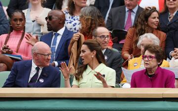 Catalina, princesa de Gales charla con el jefe del All England Lawn Tennis and Croquet Club, Ian Hewitt y la exjugadora, 6 veces campeona en Wimbledon, Billie Jean King.