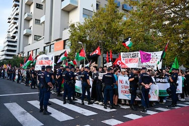 Manifestación en los alrededores del Roig Arena en favor de Palestina. Valencia y Hapoel Tel Aviv juegan el partido de la Eurolegaue de basket a puerta cerrada.