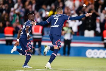 Kylian Mbappe of Paris Saint Germain celebrates