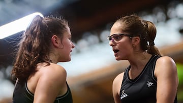 Martina Calvo y Marta Borrero arengándose.