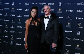 El exjugador del Liverpool Ian Rush posa con su compañera Carol Anthony en su llegada a los Globe Soccer Awards