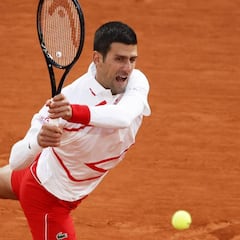 Djokovic supera a Federer en triunfos y ya está en octavos