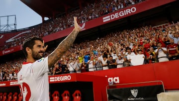 Soccer Football - Sevilla unveil Isco - Ramon Sanchez Pizjuan, Seville, Spain - 10 August, 2022 Sevilla's new signing Isco waves to fans during his presentation REUTERS/Marcelo Del Pozo