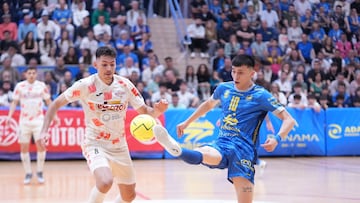 Luciano Gauna controla el balón.