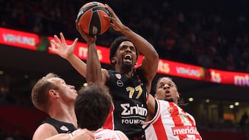 Shaquielle McKissic (Partiz¨¢n) trata de superar a Freddie Gillespie (Estrella Roja).