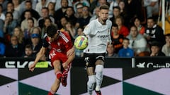 VALENCIA, 11/03/2023.- El delantero del VAlencia Samu Castillejo (d) y el delantero marroquí del Osasuna Abdessamad Ezzalzouli durante el partido correspondiente a la jornada 25 de primera división que disputan hoy sábado el Valencia y el Osasuna en el estadio Mestalla de Valencia. EFE/ Juan Carlos Cárdenas
