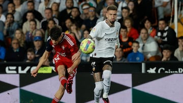 VALENCIA, 11/03/2023.- El delantero del VAlencia Samu Castillejo (d) y el delantero marroquí del Osasuna Abdessamad Ezzalzouli durante el partido correspondiente a la jornada 25 de primera división que disputan hoy sábado el Valencia y el Osasuna en el estadio Mestalla de Valencia. EFE/ Juan Carlos Cárdenas
