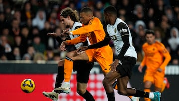 VALENCIA, SPAIN - JANUARY 03: Yarek Gasiorowski of Valencia CF battle for the ball with Kylian Mbappe of Real Madrid CF during the LaLiga match between Valencia CF and Real Madrid CF at Estadio Mestalla on January 03, 2025 in Valencia, Spain. (Photo by Diego Souto/Getty Images)