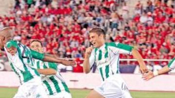 <b>TODOS CONTENTOS. </b>Bermellones y verdiblancos festejaron sobre el césped de Son Moix el felicísimo cumplimiento de sus objetivos.