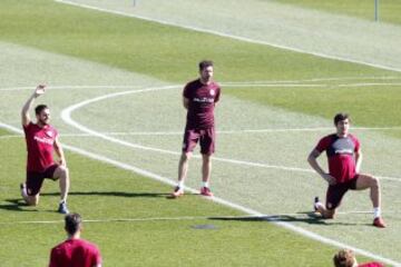 En el entrenamiento pudieron verse las novedades que presentará la lista del Atlético de cara al encuentro ante el Granada.