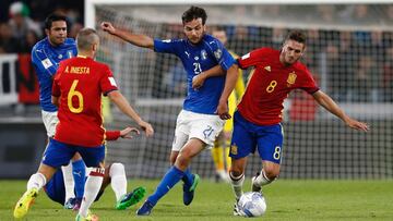 Italy's midfielder Marco Parolo (C) fights for the ball with Spain's midfielder Koke (R) and Spain's midfielder Andres Iniesta (L) during the WC 2018 football qualification match between Italy and Spain on October 6, 2016 at the Juventus stadium in Turin / AFP PHOTO / Marco BERTORELLO