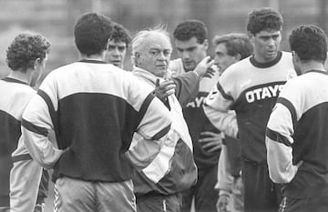 DI Stéfano, en su segunda etapa en el Real Madrid, con Sanchis y, entre otros, Butragueño, una Quinta, la del Buitre, a la que hizo debutar.