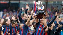 Las jugadoras del Barcelona levantan la copa de campeonas de Liga F tras ganar 3-0 al Sporting de Huelva en la jornada 27 de la Liga F que Barcelona y Sporting de Huelva disputan este domingo en el Estadi Johan Cruyff de la Ciudad Condal.