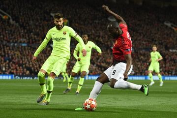 Romelu Lukaku y Gerard Piqué.