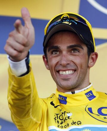 Es el último ganador español del Tour: el de 2009. Su primer amarillo lo heredó tras la expulsión de Rasmussen de la edición de 2007: 'Habría preferido ganarlo en la carretera, pero luego lo defendí hasta París'. La ronda francesa de 2010 la perdió por un positivo con clembuterol, aunque él se considera 'vencedor de nueve grandes', incluido el Giro de 2011, del que también quedó desposeído.