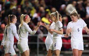  Chloe Kelly and Leah Williamson of England 