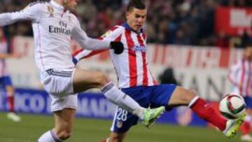 Lucas, disputa un bal&oacute;n a Gareth Bale.