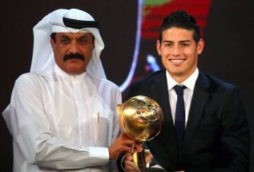 James Rodríguez recibe el premio al jugador revelación.